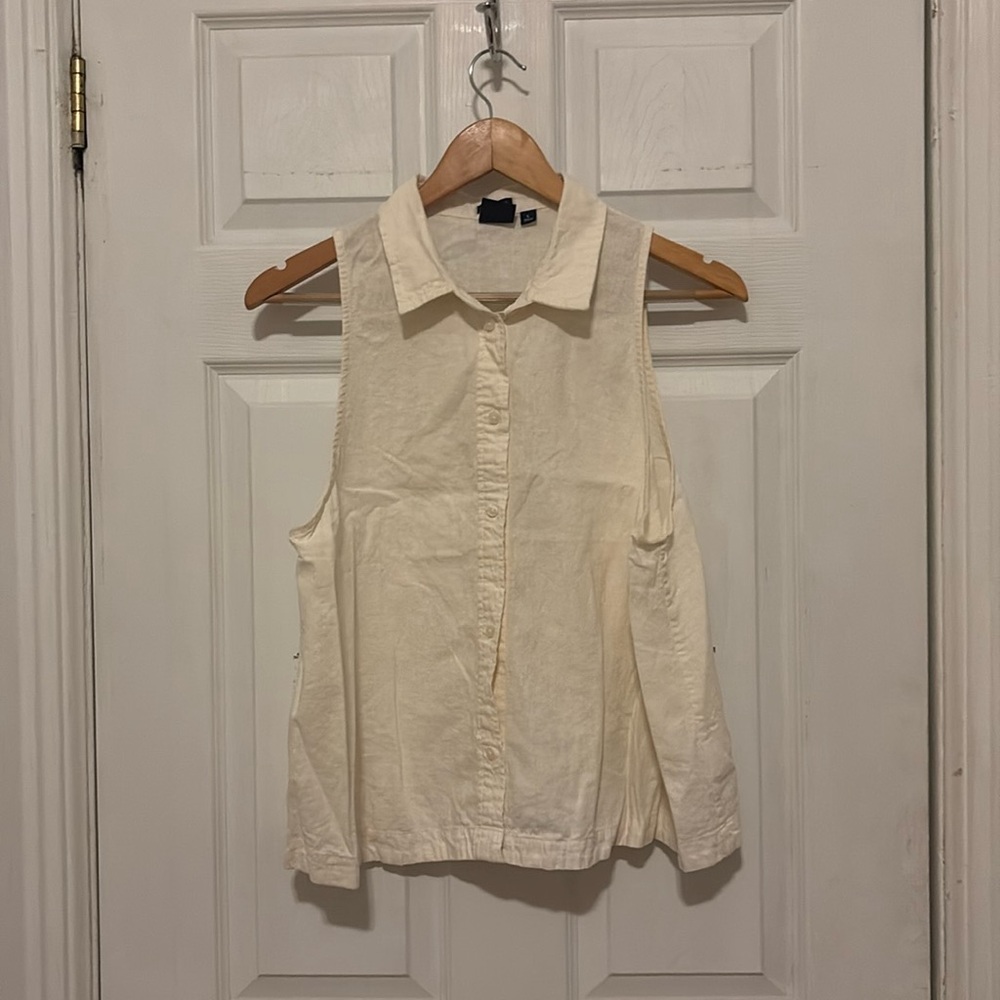 GAP Cream Sleeveless Button Down Shirt